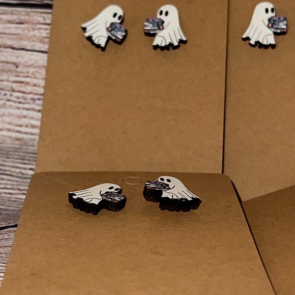 SUPER CUTE GHOST HOLDING BOOKS WOOD EARRINGS - Picture 6 of 12